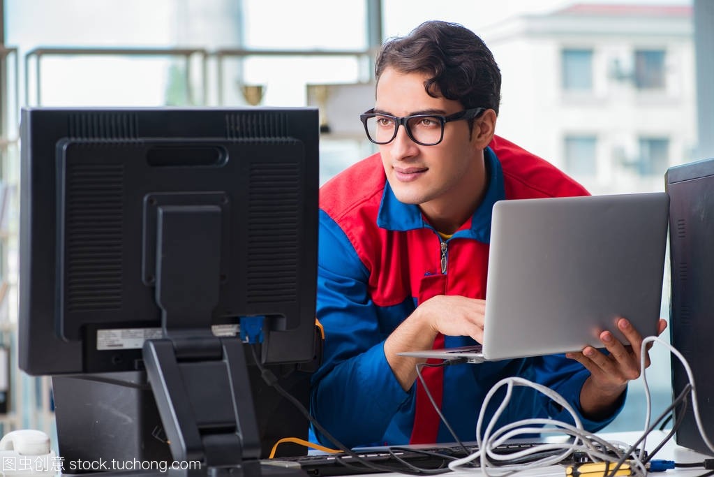 計算機修理工在 It 車間維修計算機的工作