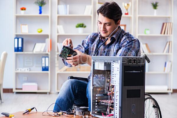 操作輪椅的電腦修理工